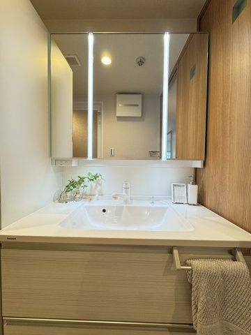 パニエ六甲の独立洗面台|ハンドシャワーでお掃除のしやすい洗面台。
三面鏡裏は小物などたっぷり収納が可能です。