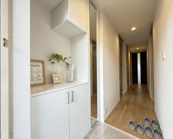 パニエ六甲の玄関|靴や小物を豊富に収納できるシューズボックス。
姿見つきで身だしなみをチェックして外出できます。