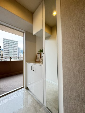 パニエ六甲の玄関|靴や小物を豊富に収納できるシューズボックス。
姿見つきで身だしなみをチェックして外出できます。