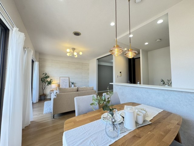 パニエ六甲の居間・リビング|LDKは約15帖の開放感のあるオープンタイプ！
オープンなのでご家族の会話がしやすく、コミュニケーションを楽しみながら用事ができます。