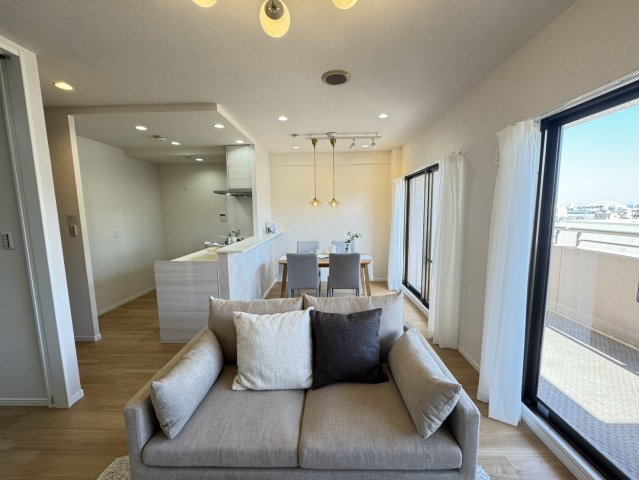 パニエ六甲の居間・リビング|リビングとダイニングを機能的に区切ることも可能です。
15帖あれば、お好みの家具家電も設置しやすく、ご利用の幅が広くなります。