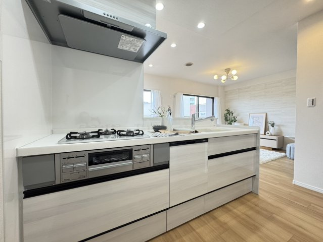 パニエ六甲のキッチン|オープンキッチンで調理をしながら家族と会話したり、子供の様子を見守れます。
また、空間全体の雰囲気を高めることができます。