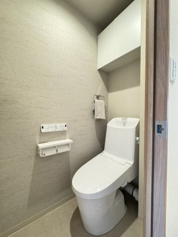 パニエ六甲のトイレ|収納戸棚のある温水洗浄便座付きトイレ。
小物いれに便利な収納戸棚。