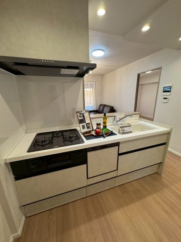 日神パレステージ海浜幕張のキッチン|※設置されている家具はディスプレイ用の為、お引渡しはいたしかねます。