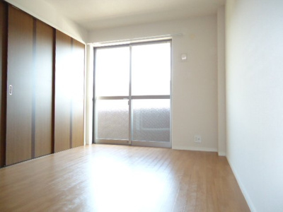 【内装】 | リリーガーデン | 日当たり良好洋室