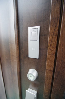 【防犯設備】 | 【仲介手数料無料！！】稲城市東長沼　新築戸建て（全17棟）11号棟　5377万円 | 玄関扉はカードキー対応