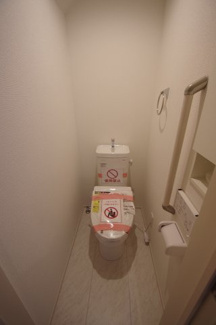 【トイレ】 | 【仲介手数料無料！！】稲城市東長沼　新築戸建て（全17棟）11号棟　5377万円 | 1階トイレ