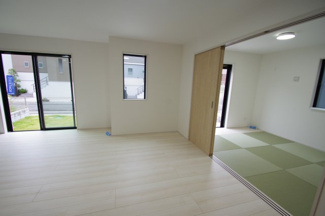 【居間・リビング】 | 【仲介手数料無料！！】稲城市東長沼　新築戸建て（全17棟）11号棟　5377万円