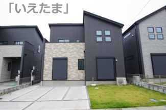 【外観】 | 【仲介手数料無料！！】稲城市東長沼　新築戸建て（全17棟）11号棟　5377万円 | 車庫並列2台、庭付き、南公道幅員6、区画整理地内