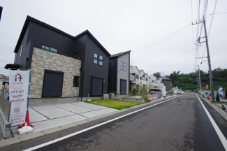 【前面道路含む現地写真】 | 【仲介手数料無料！！】稲城市東長沼　新築戸建て（全17棟）11号棟　5377万円