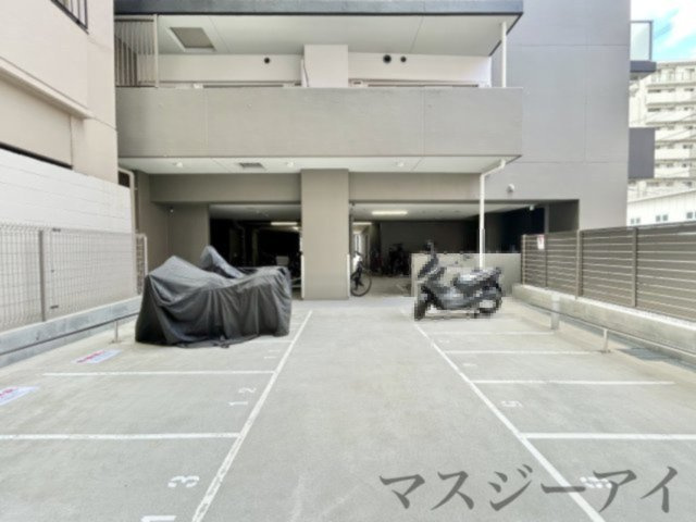 セレニテフラン難波の駐車場