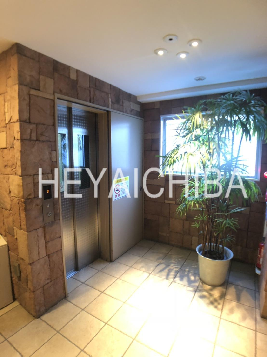 橘ビルのエントランス