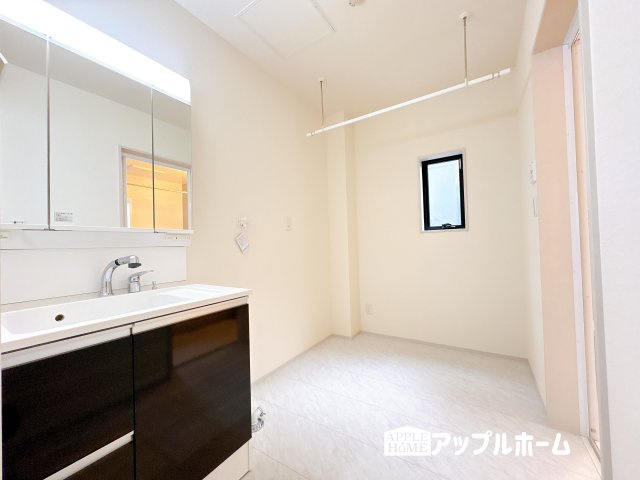 【新築戸建】鶴ヶ島市下新田第2 全4棟の独立洗面台|暮らしを快適にする三面鏡仕様の洗面化粧台。収納力と機能性に優れた使いやすい設備で、忙しい朝の身支度もスムーズに♪