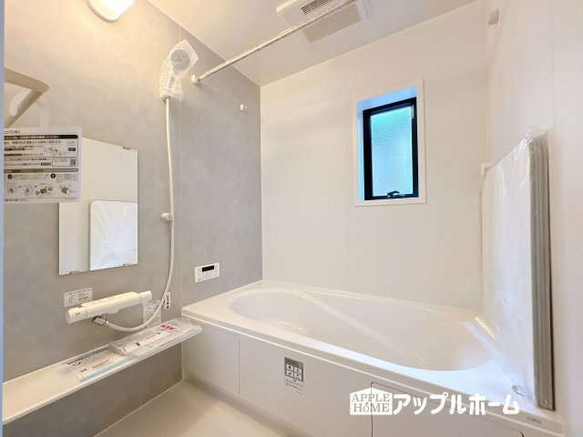 【新築戸建】鶴ヶ島市下新田第2 全4棟の浴室|雨の日や花粉の季節に重宝する「浴室暖房乾燥機」付き。衣類だけでなく浴室内も温風で乾かすことができるため、カビの原因となる湿気を防ぎ、日々のお掃除の手間も軽減します