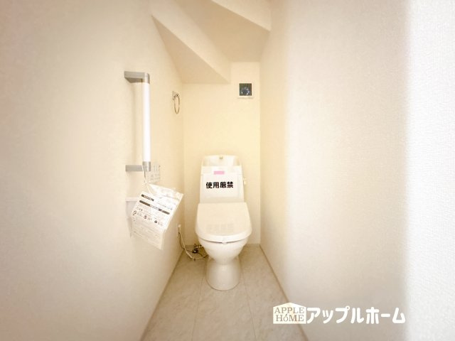 【新築戸建】鶴ヶ島市下新田第2 全4棟のトイレ|白を基調とした清潔感のある明るい空間。温水洗浄便座付きで、毎日快適・清潔に使用できます。操作しやすい壁面リモコンを採用しています。