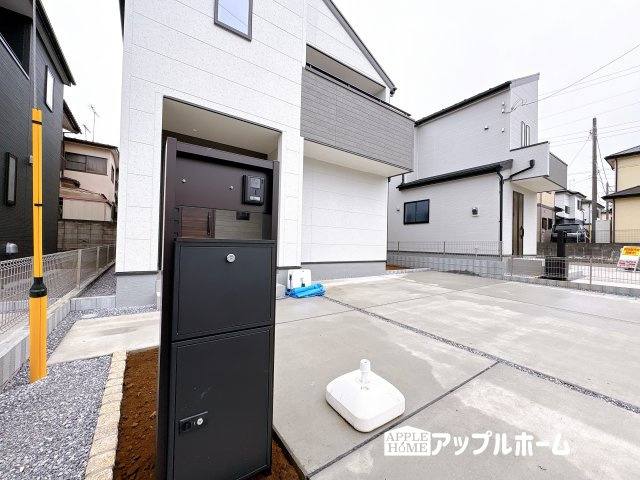 【新築戸建】鶴ヶ島市下新田第2 全4棟のエントランス|便利な宅配ボックス付き