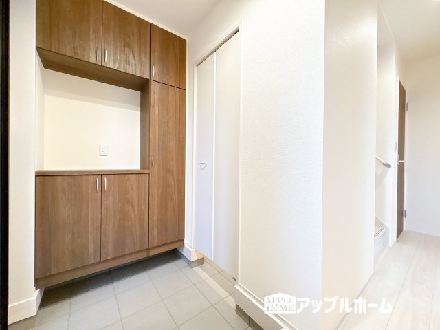 【新築戸建】鶴ヶ島市下新田第2 全4棟の玄関|明るくて清潔感溢れる玄関。便利な下駄箱収納付きです♪散らかりがちな玄関もすっきりと片付きます。