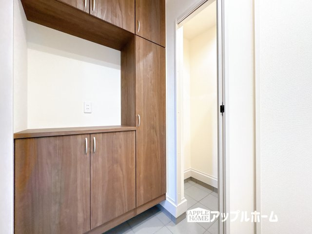 【新築戸建】鶴ヶ島市下新田第2 全4棟の玄関|上下棚にたっぷり靴を収納できます。「ただいま」と玄関を開けた瞬間から、奥に広がる空間を明るい室内を感じられますね♪
