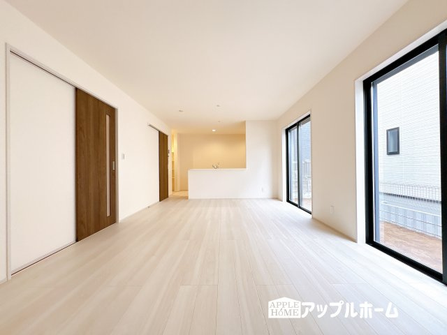 【新築戸建】鶴ヶ島市下新田第2 全4棟の居間・リビング|窓から差し込む光で家族を温かく包み込みます。明るいリビングで子育てする喜びを☆いつでも見学可能です！