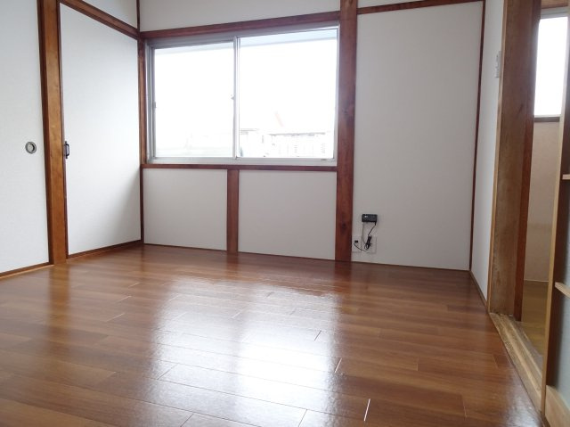 大垣市林町貸家の洋室