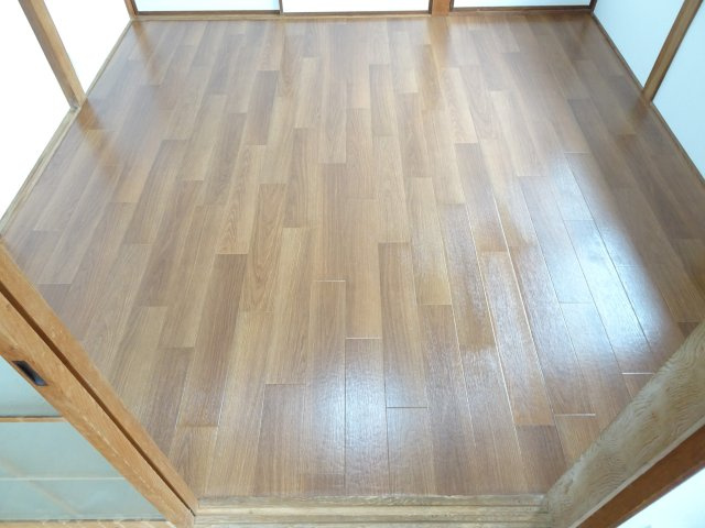 大垣市林町貸家の洋室