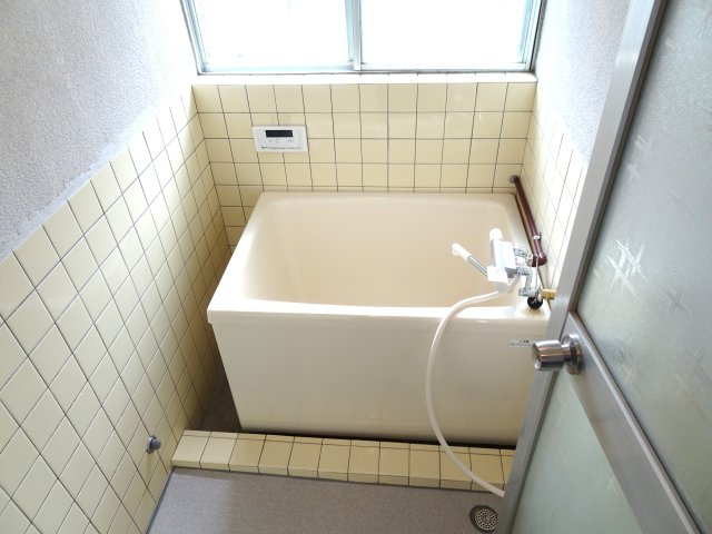 大垣市林町貸家の浴室