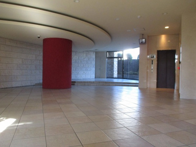 【エントランス】 | クレアートアドバンス北大阪 | とても広い高級感のあるエントランスロビーです