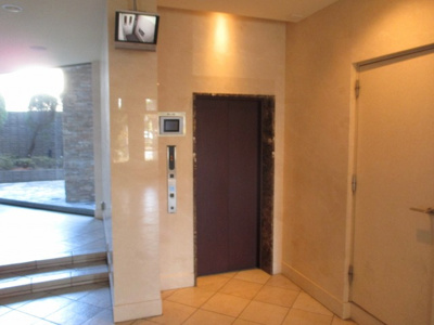 【その他共用部分】 | クレアートアドバンス北大阪 | 防犯モニター付きのエレベーターです