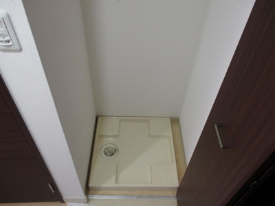 【内装】 | クレアートアドバンス北大阪 | 防水パン付洗濯機置場です