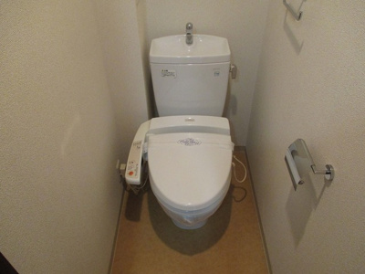 【トイレ】 | クレアートアドバンス北大阪 | トイレには快適な温水洗浄便座付です