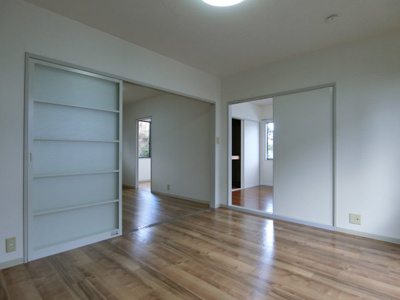 【居間・リビング】 | ヴィ・ラフィネ旗ヶ崎2号館