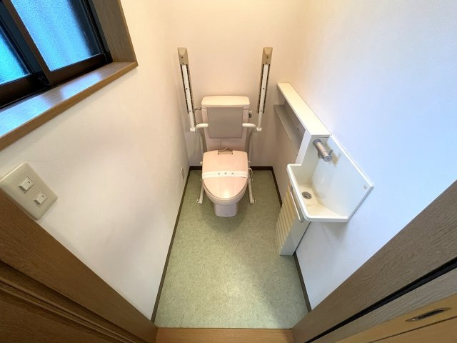 【トイレ】 | 中古一戸建　高知市三園町 | 1階の洋室に併設された介護用トイレ