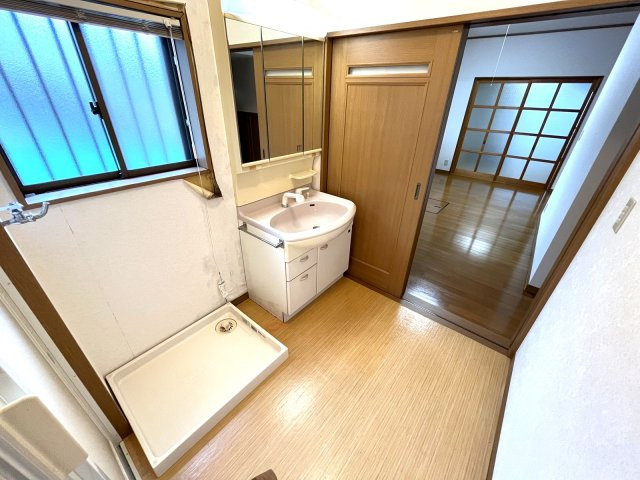 【独立洗面台】 | 中古一戸建　高知市三園町 | 3面鏡付き洗面台と洗濯パン