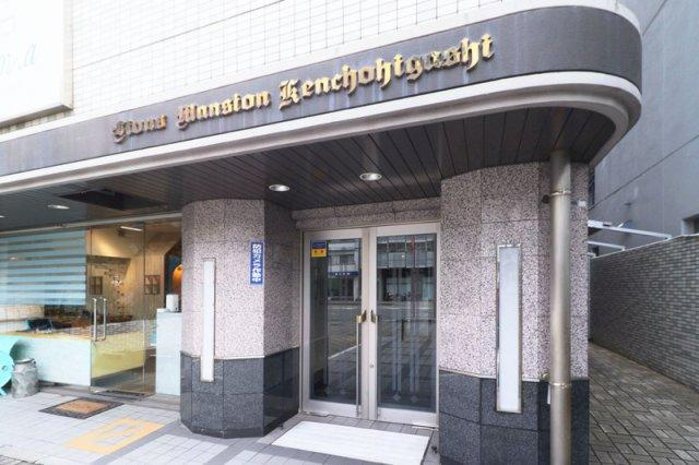 福岡市博多区吉塚１丁目の賃貸マンションのエントランス