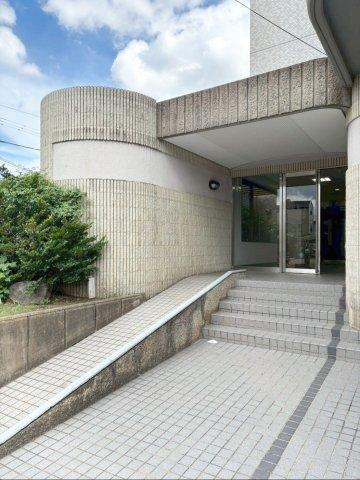 福岡市博多区諸岡３丁目の賃貸マンションのエントランス