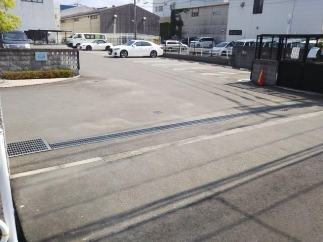 福岡市博多区那珂５丁目の賃貸マンションの駐車場