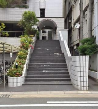 福岡市博多区博多駅東２丁目の賃貸マンションのエントランス