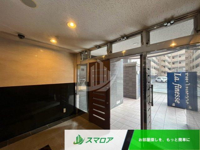 福岡市中央区平尾１丁目の賃貸マンションのエントランス