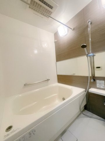 レアシス津田沼前原の丘の浴室|浴室/浴室に手すりがあるので、体を支えて転倒リスクを大きく軽減し、安全な入浴をサポートできます！