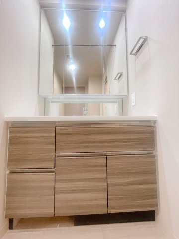 レアシス津田沼前原の丘の独立洗面台|洗面台/3面鏡で身支度に便利です！