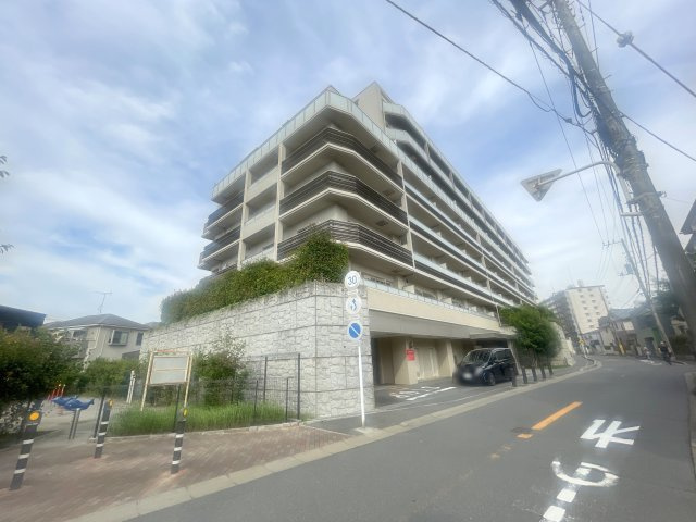 レアシス津田沼前原の丘の外観|外観/物件目の前に「飯山満ひだまりの丘公園」があり、子どもをすぐに遊ばせることができます！