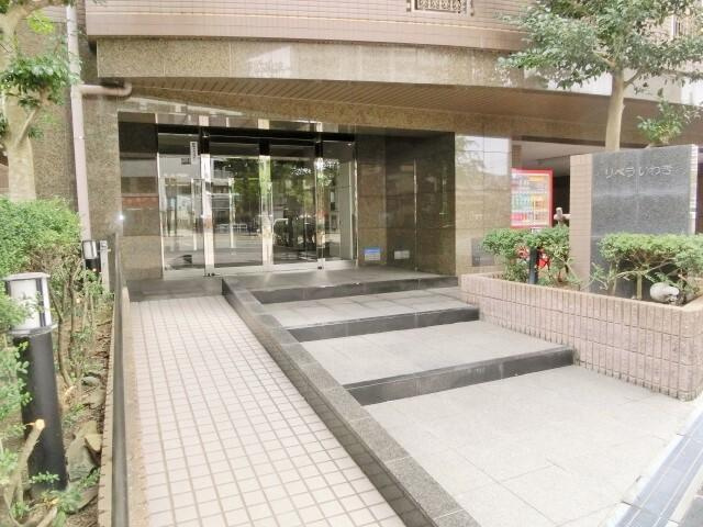 福岡市博多区堅粕５丁目の賃貸マンションのエントランス