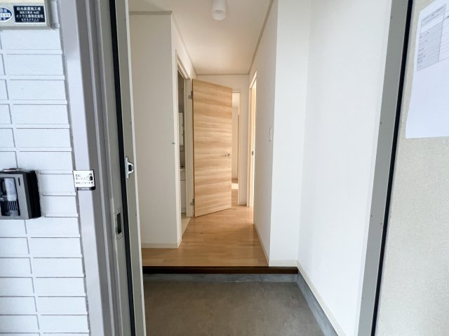 クレセントガーデン B棟の玄関