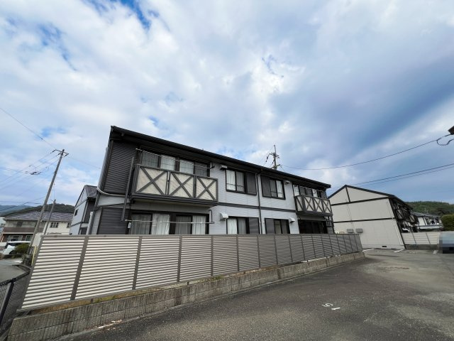 クレセントガーデン B棟の外観