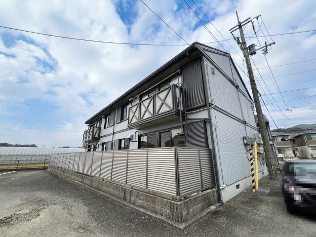 クレセントガーデン B棟の外観
