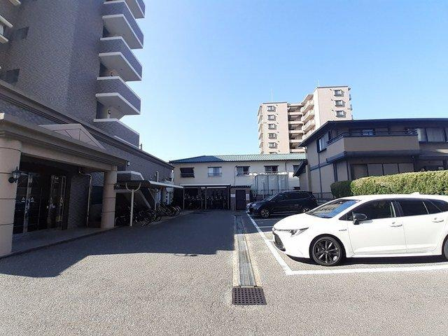 福岡市博多区吉塚３丁目の賃貸マンションの駐車場
