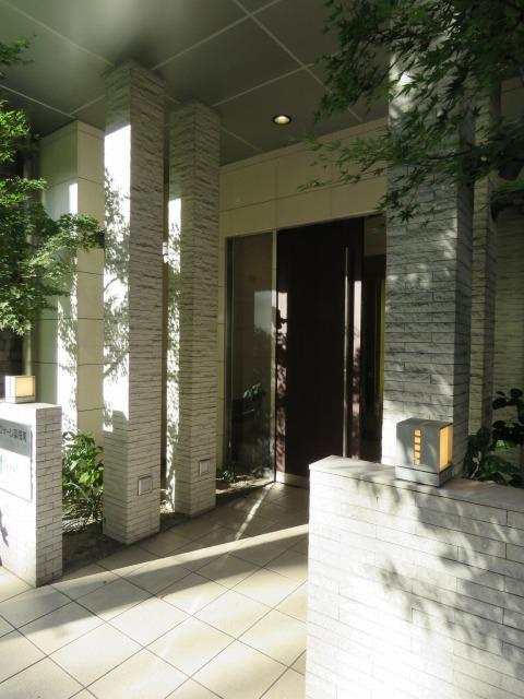 福岡市中央区平尾１丁目の賃貸マンションのエントランス
