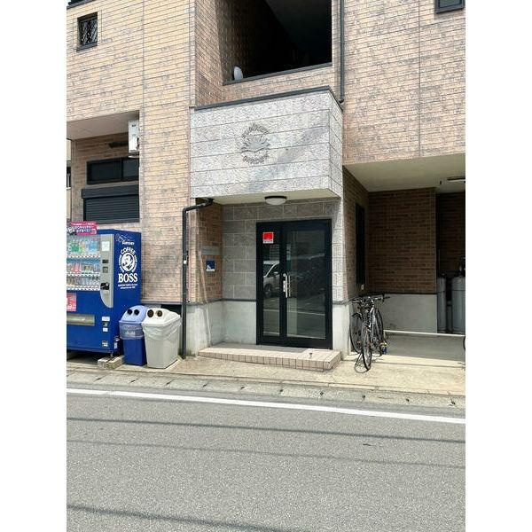 福岡市博多区那珂２丁目のアパートのエントランス