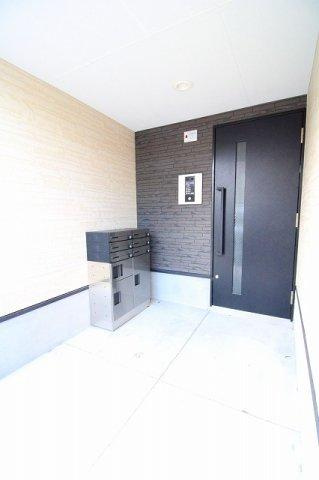 福岡市東区和白東２丁目のアパートのエントランス