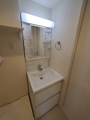 【洗面所】 | メシル新大阪 | 収納の充実した洗面台です。